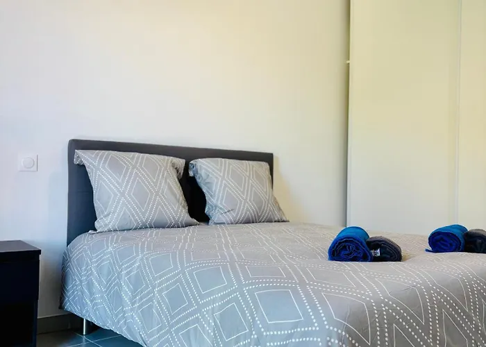 Le 209, 3min A Pieds De La Plage, Confort, Terrasse, 2 Parking Privee Apartment Vias